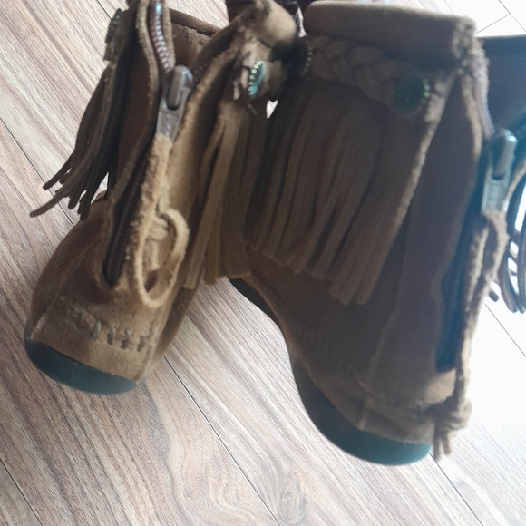 Minnetonka Moccasins - Picture 3 of 10